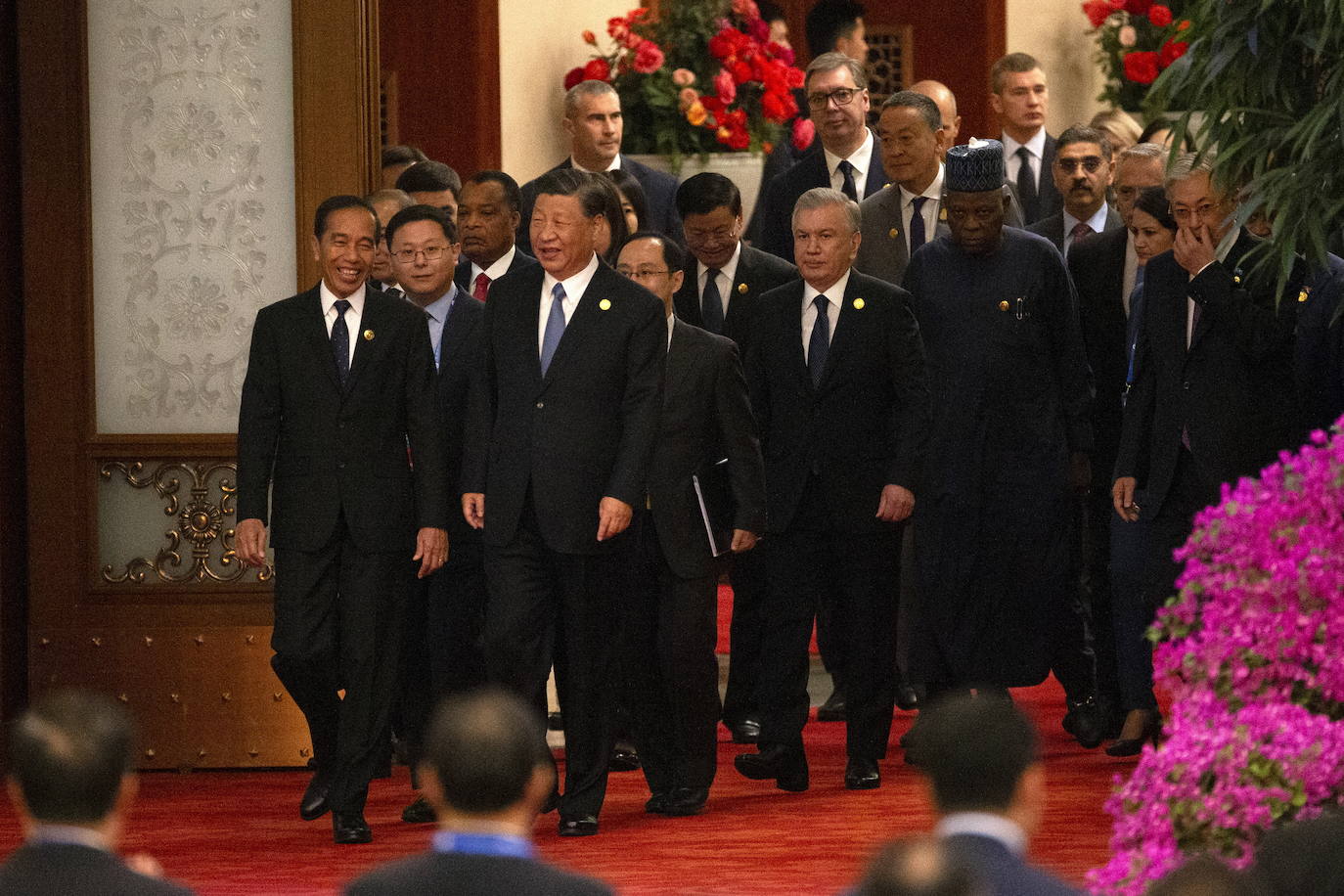 Xi Jinping, arropado por jefes de Estado participantes en el Foro.